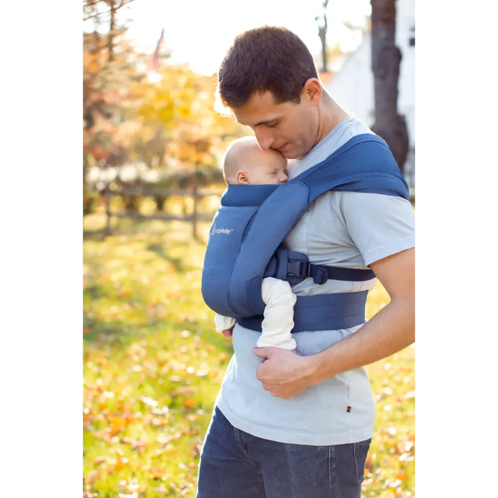 Ergobaby Embrace Newborn Baby Carrier, Soft, Cosy & Lightweight Newborn Ready Carrier, Ergonomic “M” Position, Padded Head & Neck Support, Adjustable Waistbelt & Cross Straps, 2 Carry Positions, Easy to Use, 3-11 Kgs, 0-12 Months, Blue