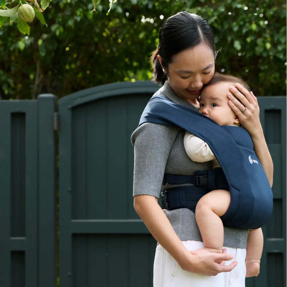 Ergobaby Embrace Newborn Baby Carrier, Soft, Cosy & Lightweight Newborn Ready Carrier, Ergonomic “M” Position, Padded Head & Neck Support, Adjustable Waistbelt & Cross Straps, 2 Carry Positions, Easy to Use, 3-11 Kgs, 0-12 Months, Midnight Blue