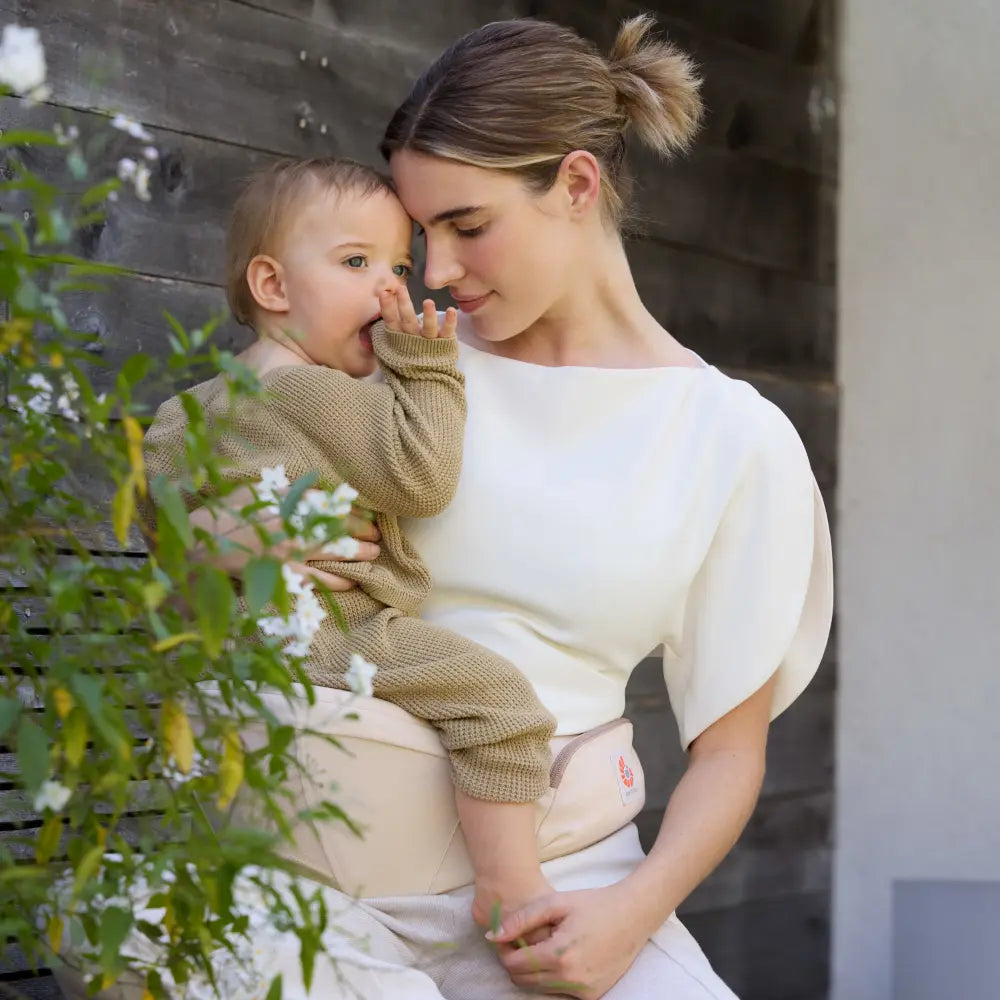Ergobaby Ergonomic Lift Hip Baby Carrier, 3 Carry Position, Hip Seat with 2 Storage Pockets, Comfortable, Wide Well-Padded Waist Belt and Lumbar Back Support, 7-20 kgs, 6 Months+, Natural Beige