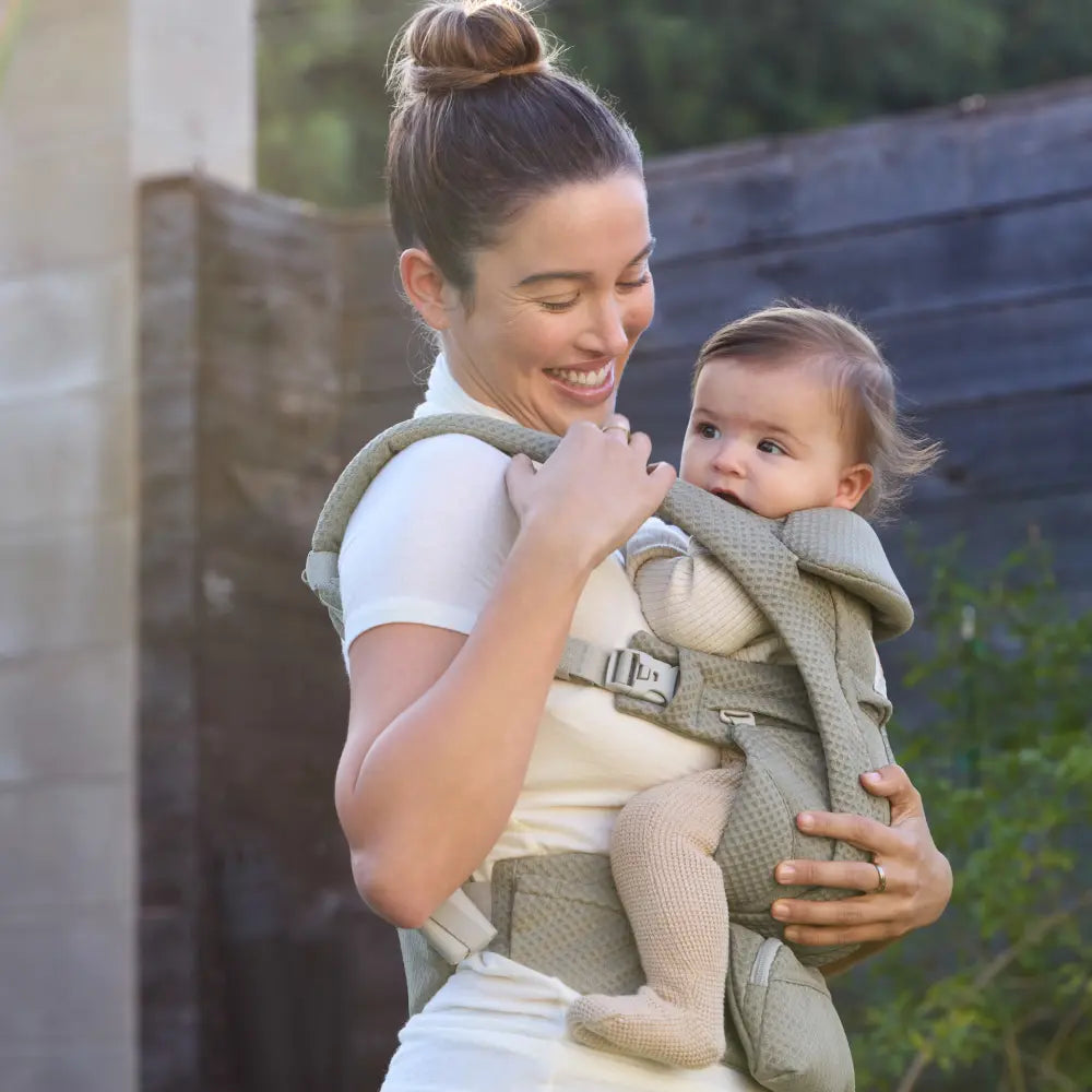 Ergobaby Omni Deluxe Baby Carrier, Lightweight Breathable Soft Mesh, Enhanced Lumbar Support, Adjustable Waistbelt & Cross Straps, Privacy Hood, 4 Carry Positions, 6 Storage Pockets, 3-20Kgs, 0 - 4 Years