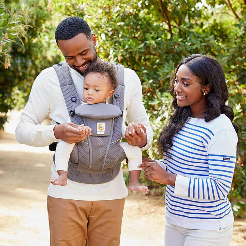 Ergobaby Omni Breeze Baby Carrier - Lightweight Newborn to Toddler Carrier with Breathable Soft Mesh, Enhanced Lumbar Support,  Adjustable Waistbelt & Cross Straps, Privacy Hood, 4 Carry Positions, 3-20Kgs, Birth - 4 Years, Graphite Grey